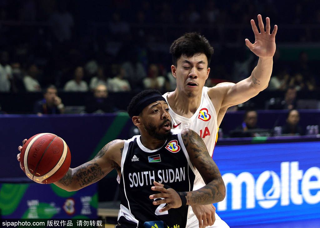 古天乐饰演的汪新元面色沉重的侧立于一面墙前，墙上贴着关于他的新闻报道抢劫珠宝店、闹市枪战、因伤人被捕入狱十八个月……种种信息描述出汪新元是个让警察都感到棘手的凶猛匪徒